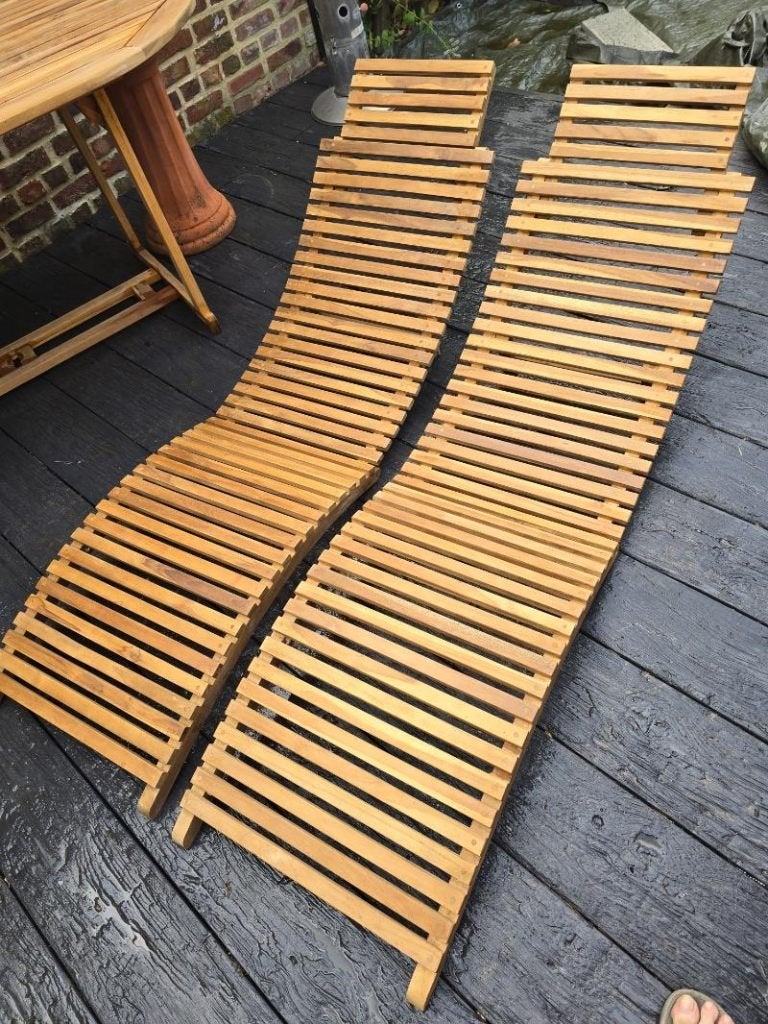 2 chaises longues en teck + table d'appoint toute neuve, Enlèvement, Comme neuf, Bois de teck, Pliant