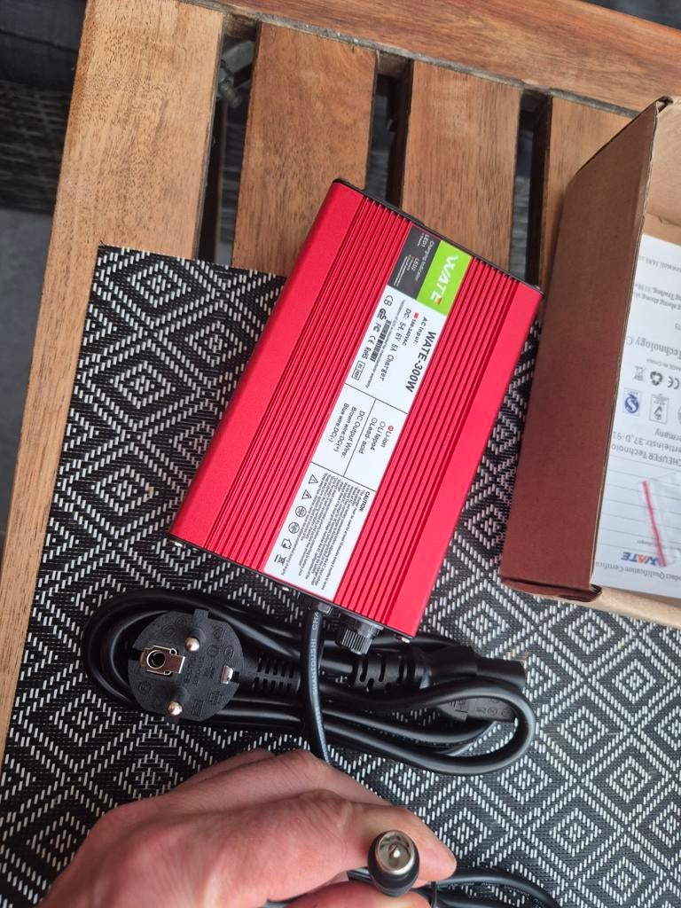 Chargeur vélo électrique 54.6V, Fietsen en Brommers, Brommers | Toebehoren, Ophalen of Verzenden