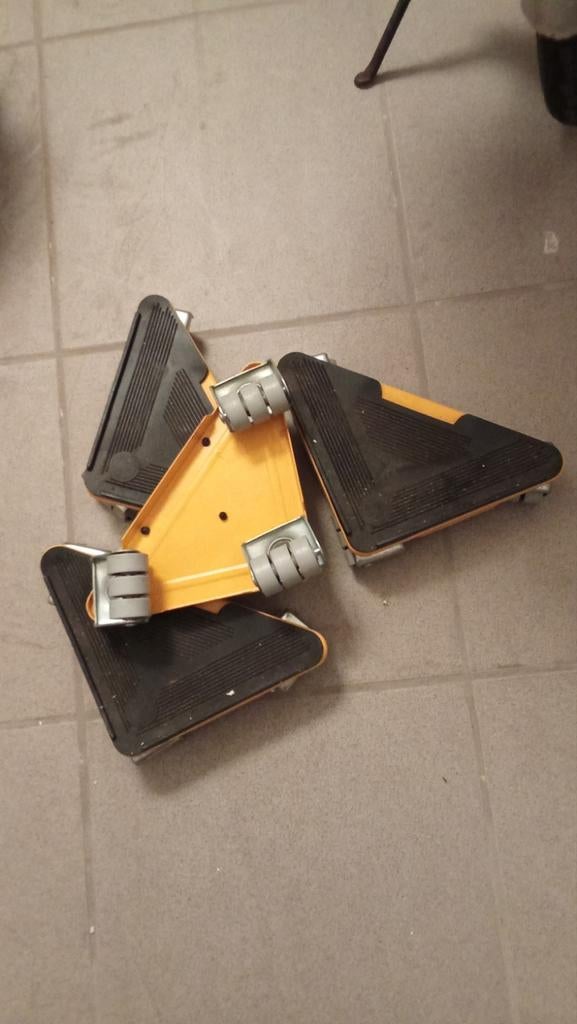 4 wieltjes voor kast frigo enzov, Ophalen