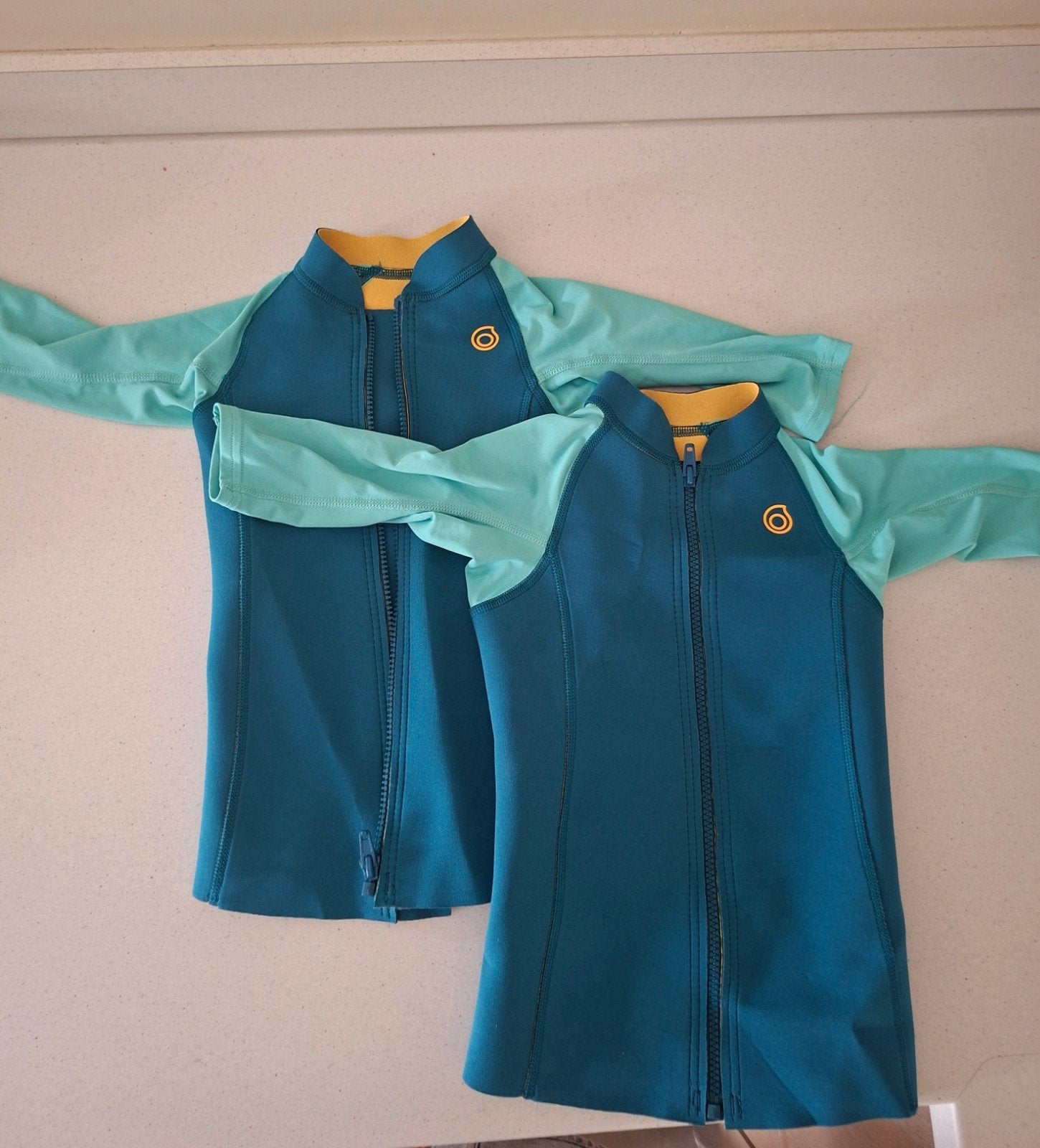 2 UV werende vestjes neopreen UPF50 maat 5-6jaar, Kinderen en Baby's, Kinderkleding | Kinder-zwemkleding, Ophalen of Verzenden