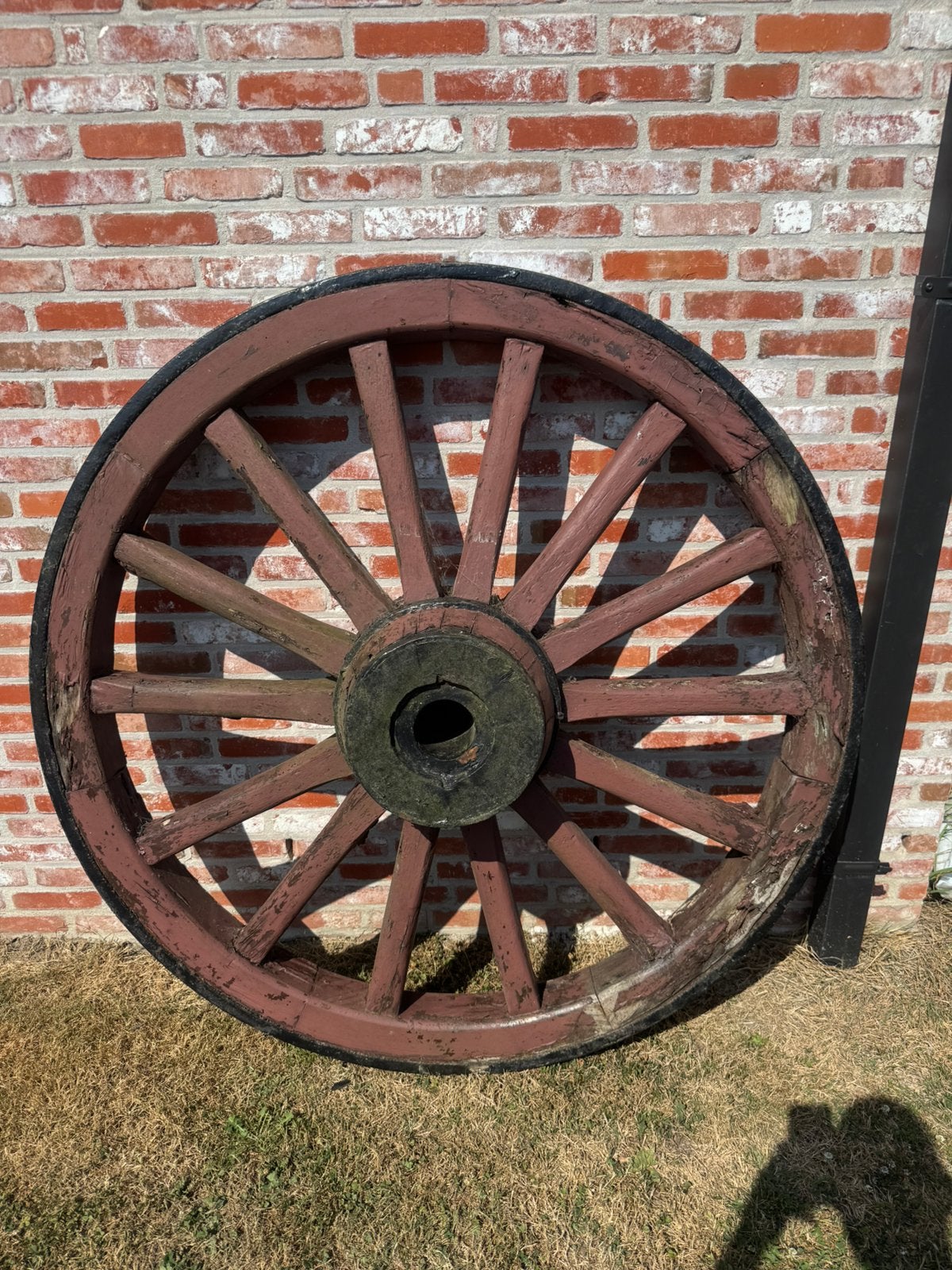 Ancienne roue de charette, Enlèvement, Comme neuf