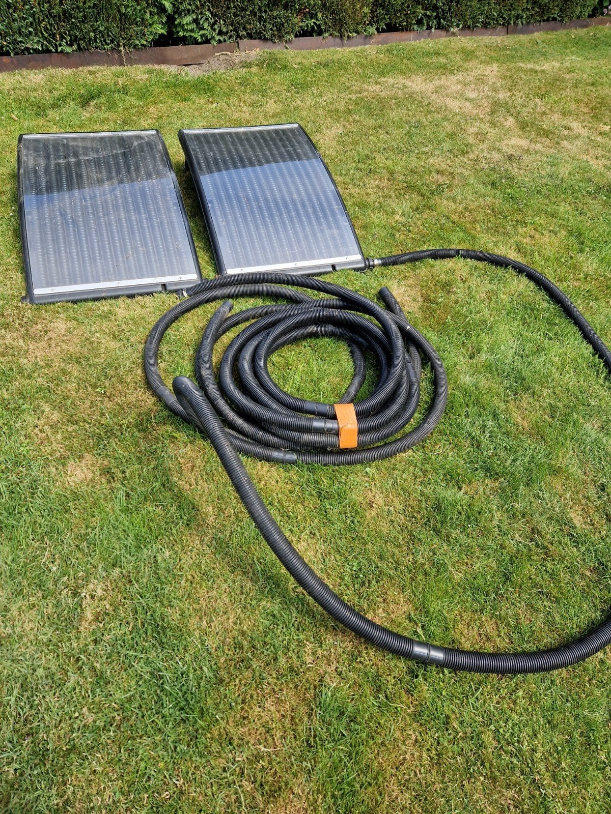 2 zonnepanelen voor een zwembad met slangen, Ophalen