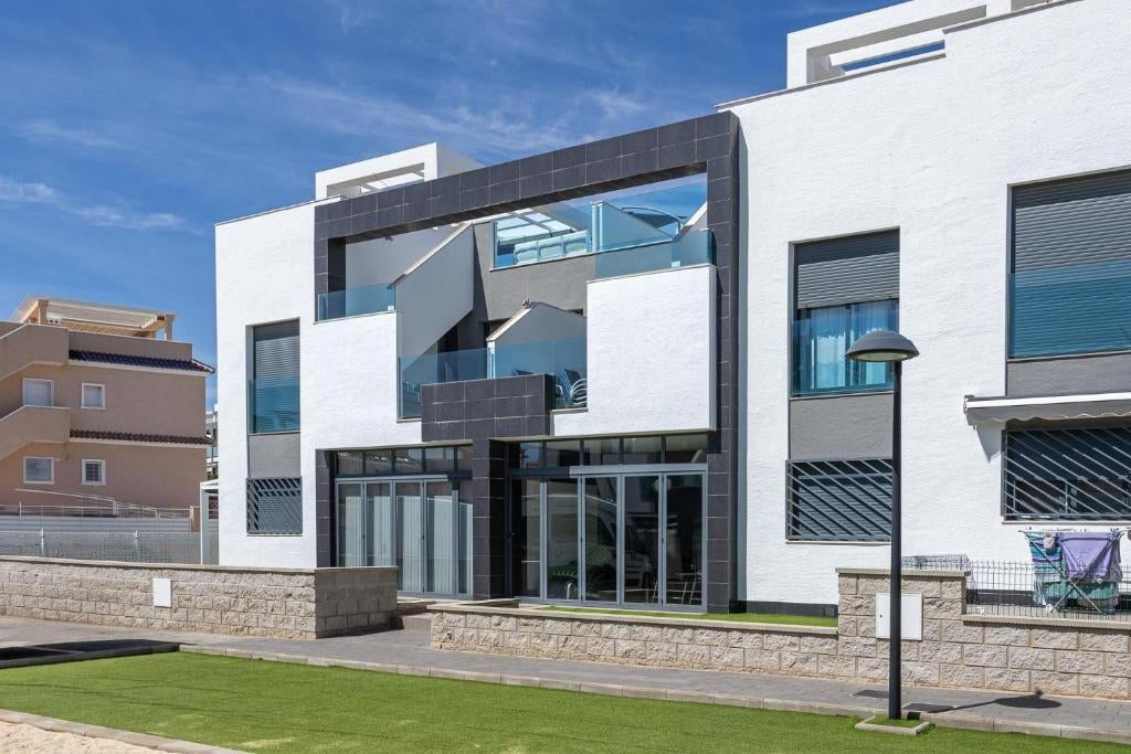 Appartement met dakterras in Punta Prima Oasis Beach 7, Immo, Buitenland, Spanje, 2 kamers, Verkoop zonder makelaar, 125 m²