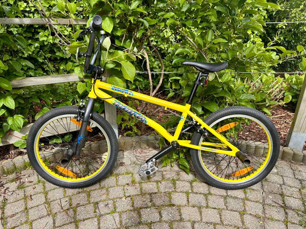 Magnifique vélo acrobatique Norta BMX. Couleur jaune, Vélos & Vélomoteurs, Vélos | BMX & Freestyle, Neuf, Frein sur jante, Repose-pieds