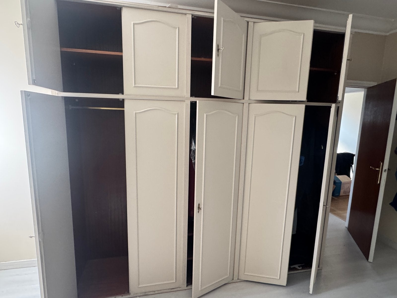 Tres grand garde robes, 200 cm ou plus, Utilisé, Autres essences de bois, 50 à 75 cm
