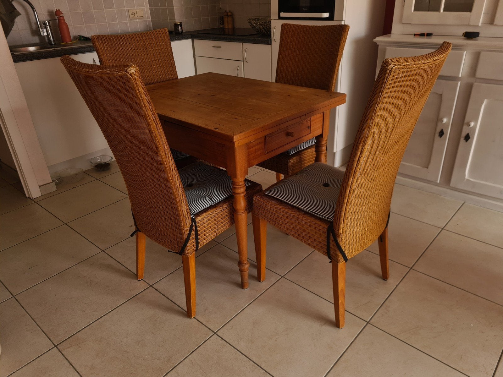 Table extensible et chaises en rotin, Enlèvement, Utilisé, 4 à 6 chaises