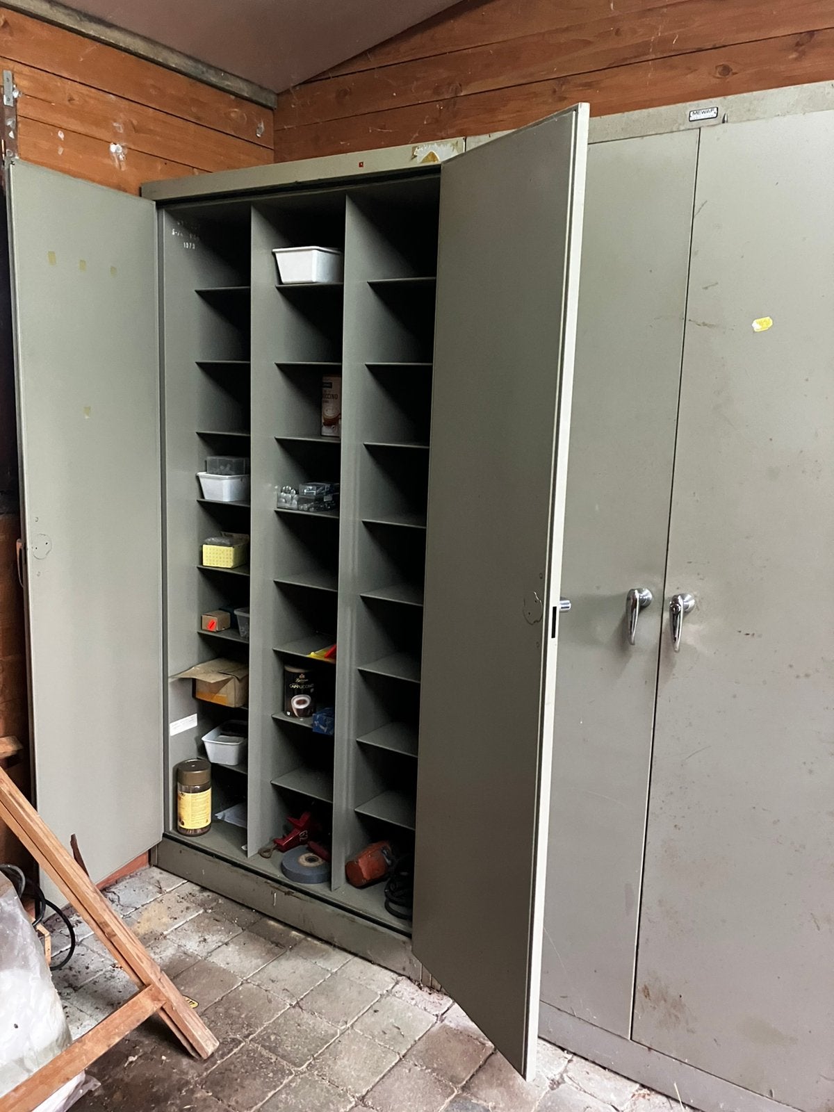 Metalen kast met 27 vakken., Ophalen, Zo goed als nieuw