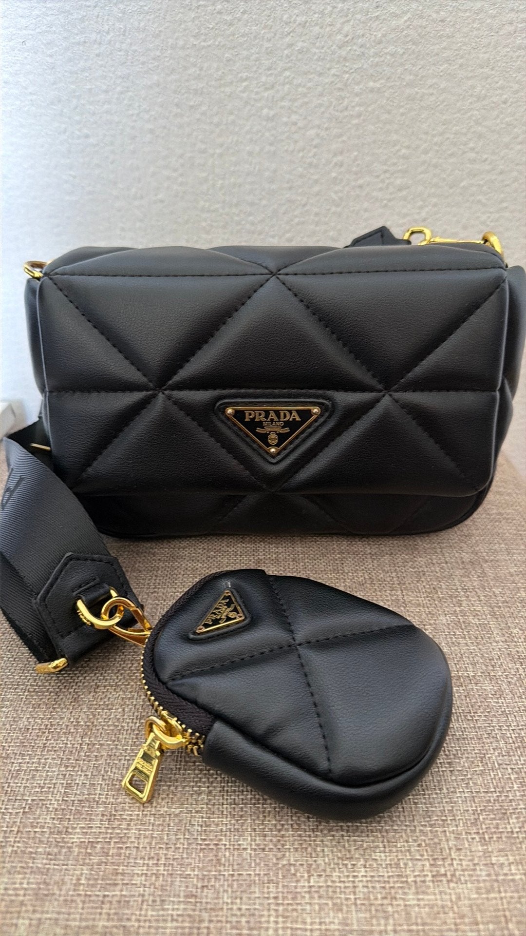 Prada tassen, Handtassen en Accessoires, Tassen | Damestassen, Ophalen of Verzenden, Zo goed als nieuw, Zwart