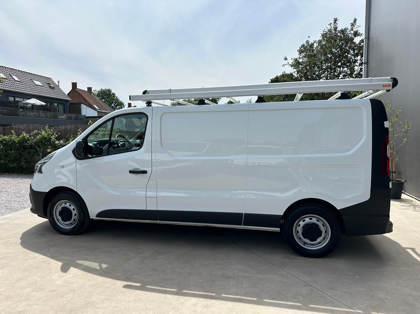 Trafic L2 / 2.0 diesel / dakrek / 60000km, Voorwielaandrijving, Dealer onderhouden, Stof, 4 cilinders