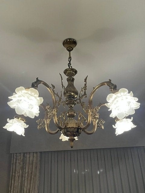 LUCHTER MET GLAASJES IN BLOEMVORM, Huis en Inrichting, Lampen | Kroonluchters, Ophalen, Gebruikt, Klassiek, E14 (klein)