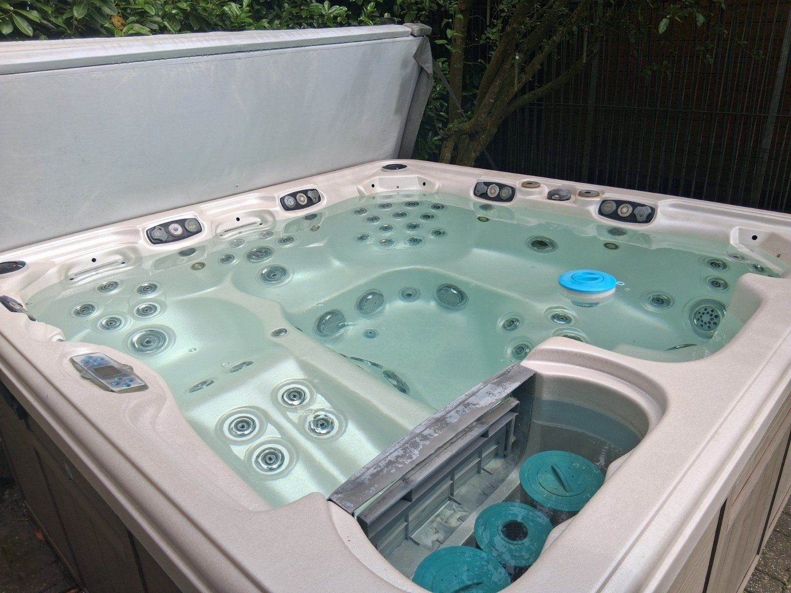 jacuzzi artésien, Enlèvement, Fixé