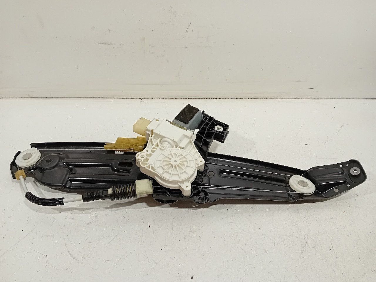 Raammechaniek elektrisch links achter BMW 5 serie, Onderdelen@venauto.nl, Van der Ven Autorecycling B.V., Ettenseweg 76, 4706 PB Roosendaal, The Netherlands