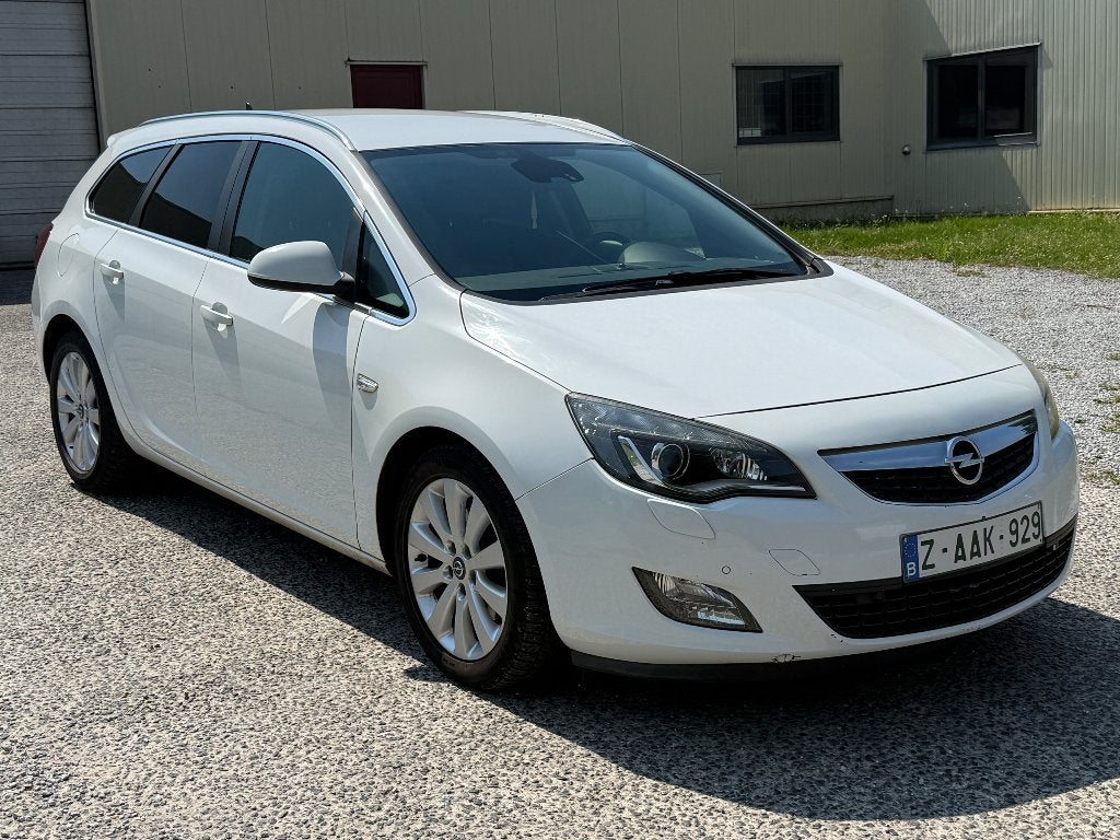 Opel Astra Cosmo 2.0d 118kw volledige opties, Auto's, Opel, Voorwielaandrijving, Zwart, 4 cilinders, Wit