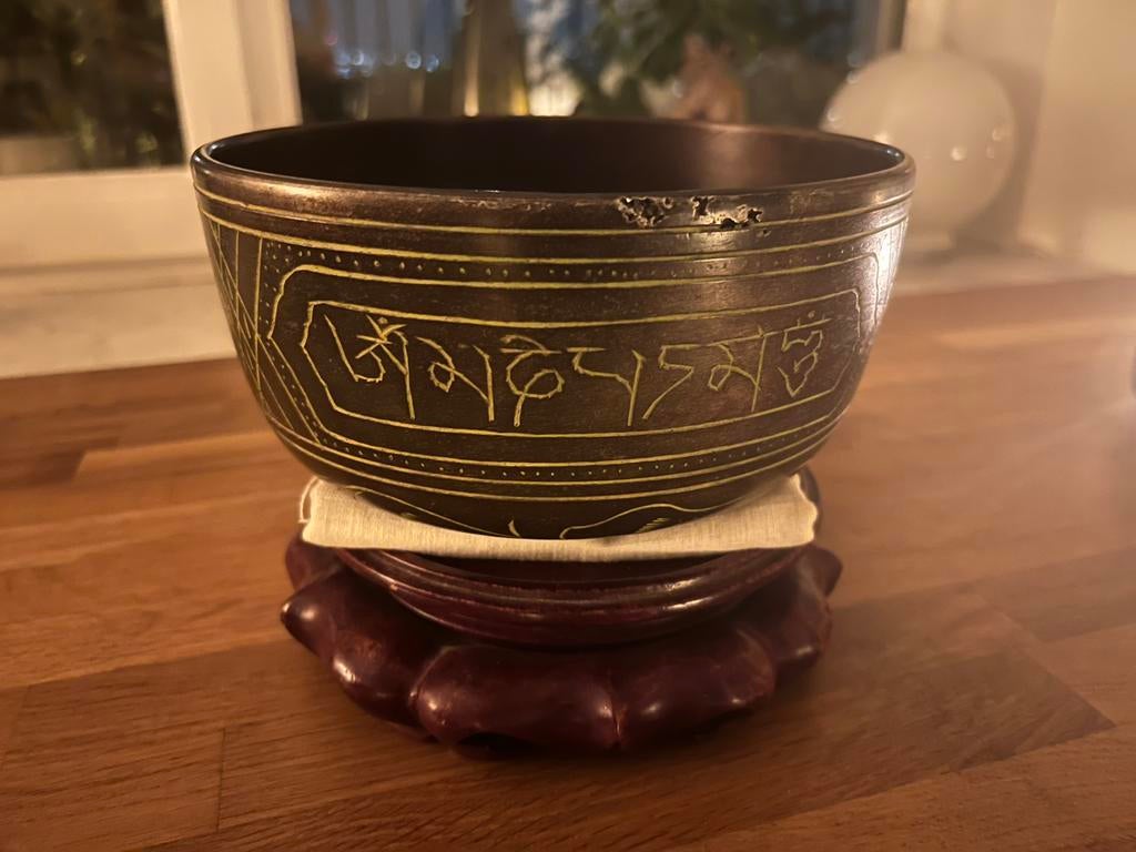 Grand bol chantant tibétain gravé – 20 cm avec socle, Antiquités & Art, Enlèvement