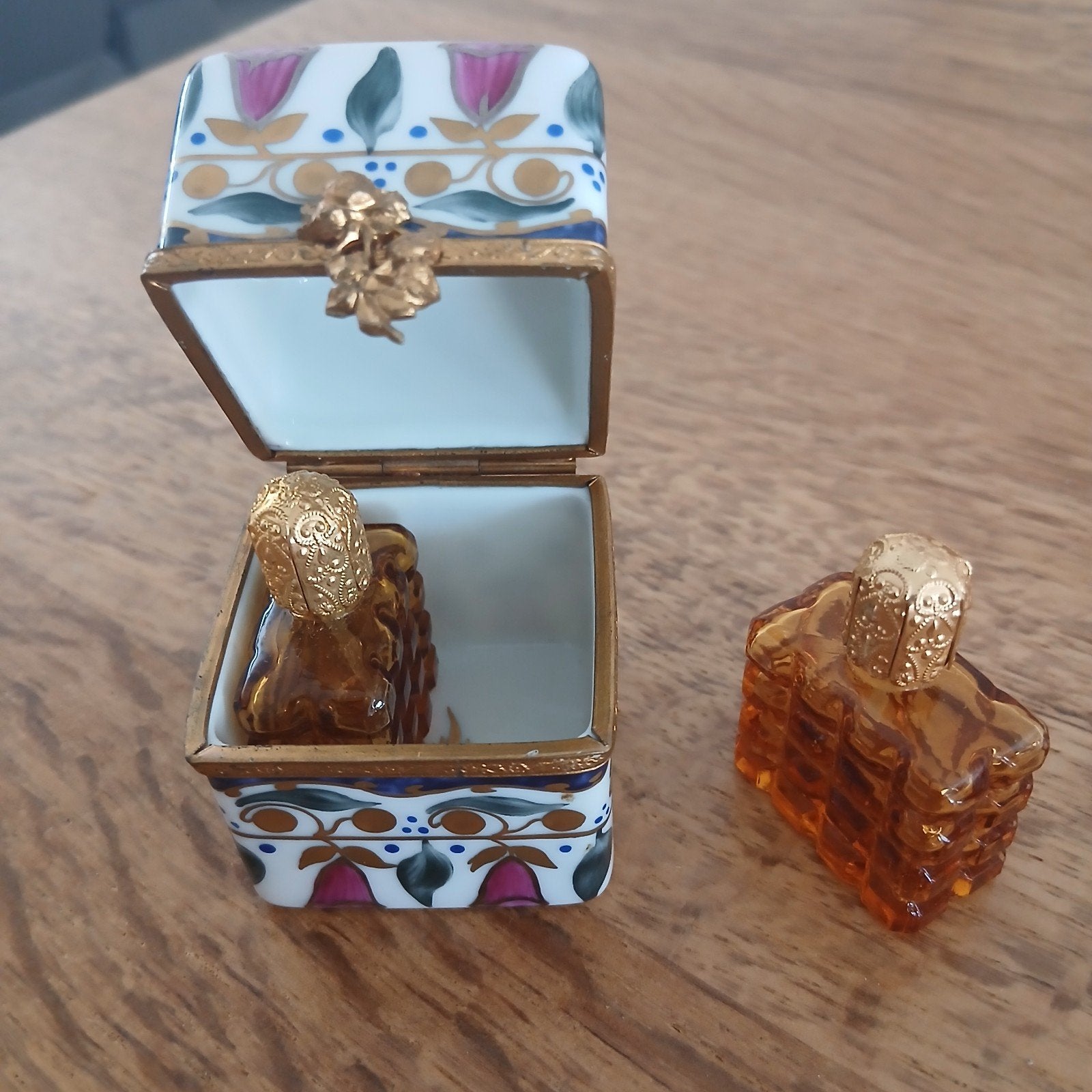 Limoges doosje met parfumflesjes, Antiek en Kunst, Ophalen of Verzenden