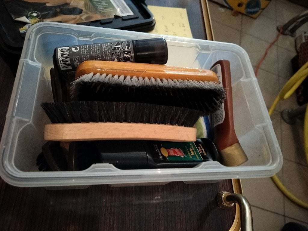 plastic opbergbak gevuld met een schoenpoetsset, Ophalen, Gedragen