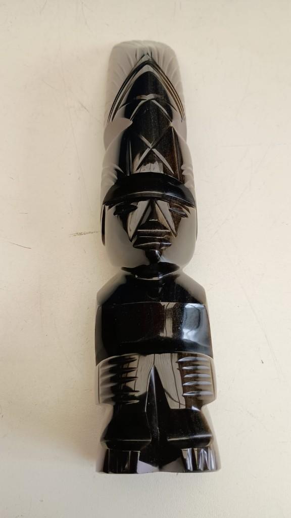 Beeldje in obsidiaan , hoogte 24 cm, Envoi