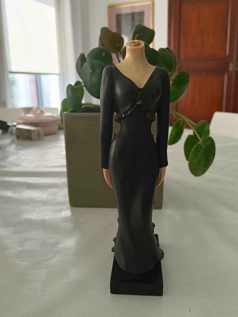 beeld  vrouw met zwart kleed, Minder dan 20 cm, Art deco, Ophalen of Verzenden, Zwart