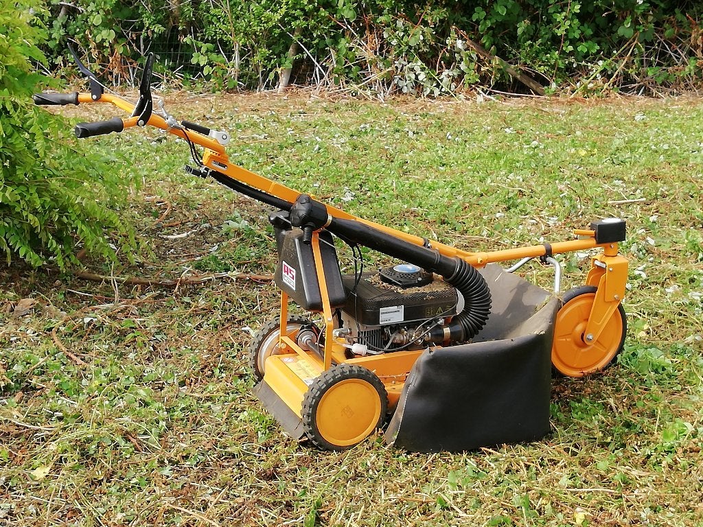 Débroussailleuse auto tractée - tondeuse, Jardin & Terrasse, Enlèvement, Utilisé, Essence