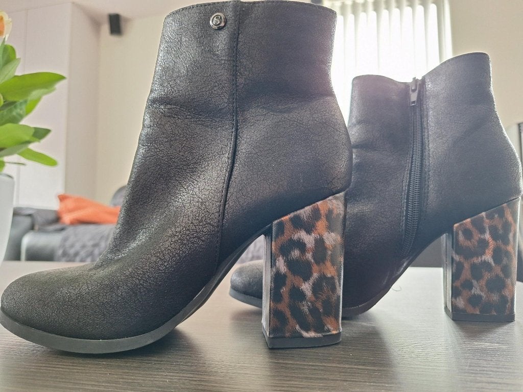 Enkel laarsje zwart met leopard printed hiel maat 38/39, Kleding | Dames, Schoenen, Zwart, Lage of Enkellaarzen, Ophalen of Verzenden