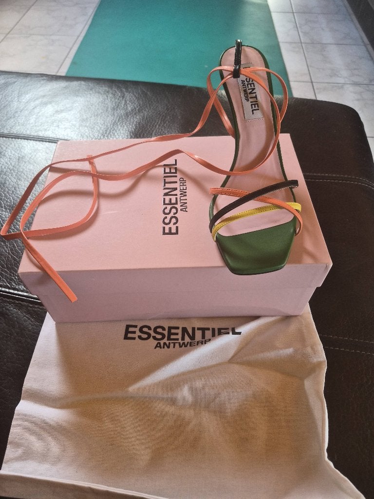 Hakken essentiel antwerp 41, Ophalen, Overige kleuren, Sandalen of Muiltjes, Zo goed als nieuw