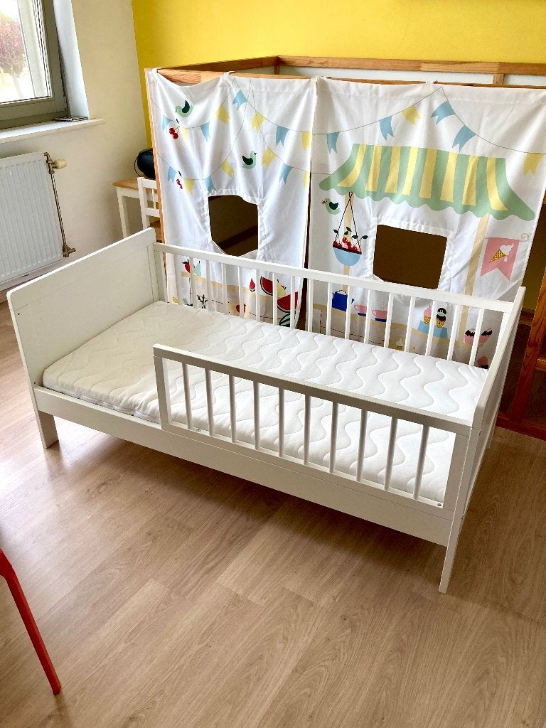 Peuterbed “Plume” Petite Amelie, Enfants & Bébés, Chambre d'enfant | Lits, Utilisé, 140 à 160 cm, 70 à 85 cm, Sommier à lattes
