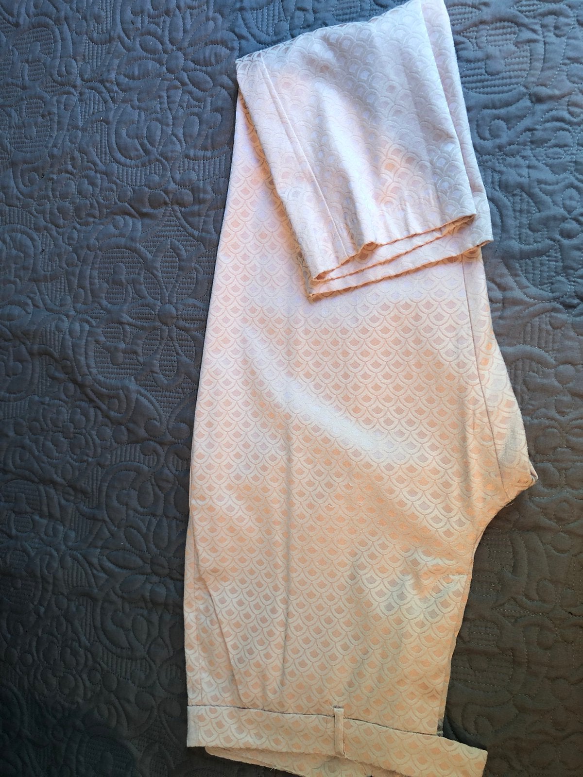 Geklede broek zalmroze met patroon maat 44, Kleding | Dames, Broeken en Pantalons, Ophalen, Maat 42/44 (L), Zo goed als nieuw