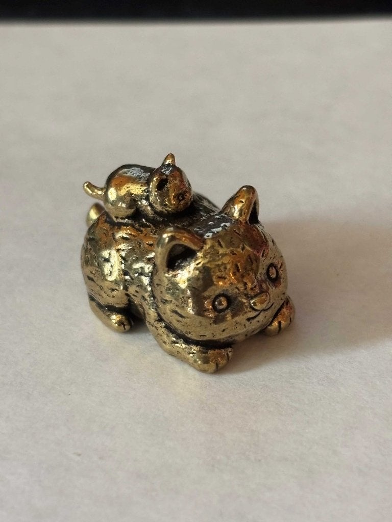 Figurine chat en laiton avec chaton sur son dos., Collections, Enlèvement ou Envoi, Neuf, Chien ou Chat, Statue ou Figurine