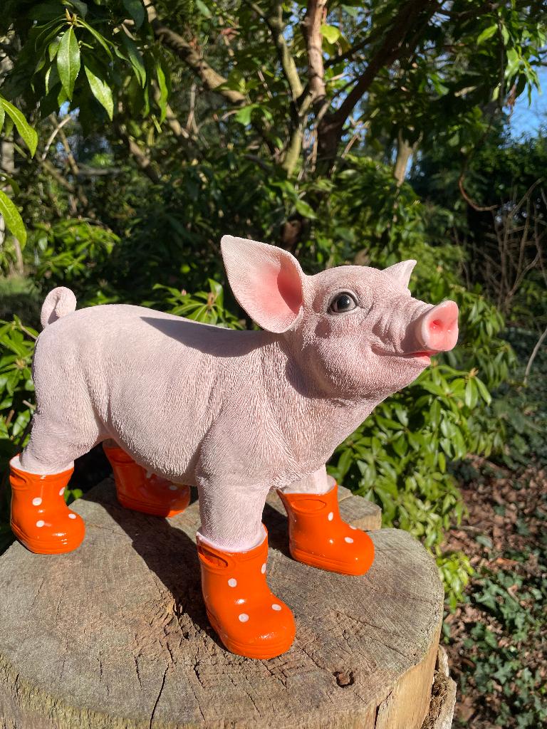 Varken laarsjes staand, Oranje, boerderij, tuin, 35cm, Ophalen of Verzenden, Nieuw, Kunststof, Dierenbeeld