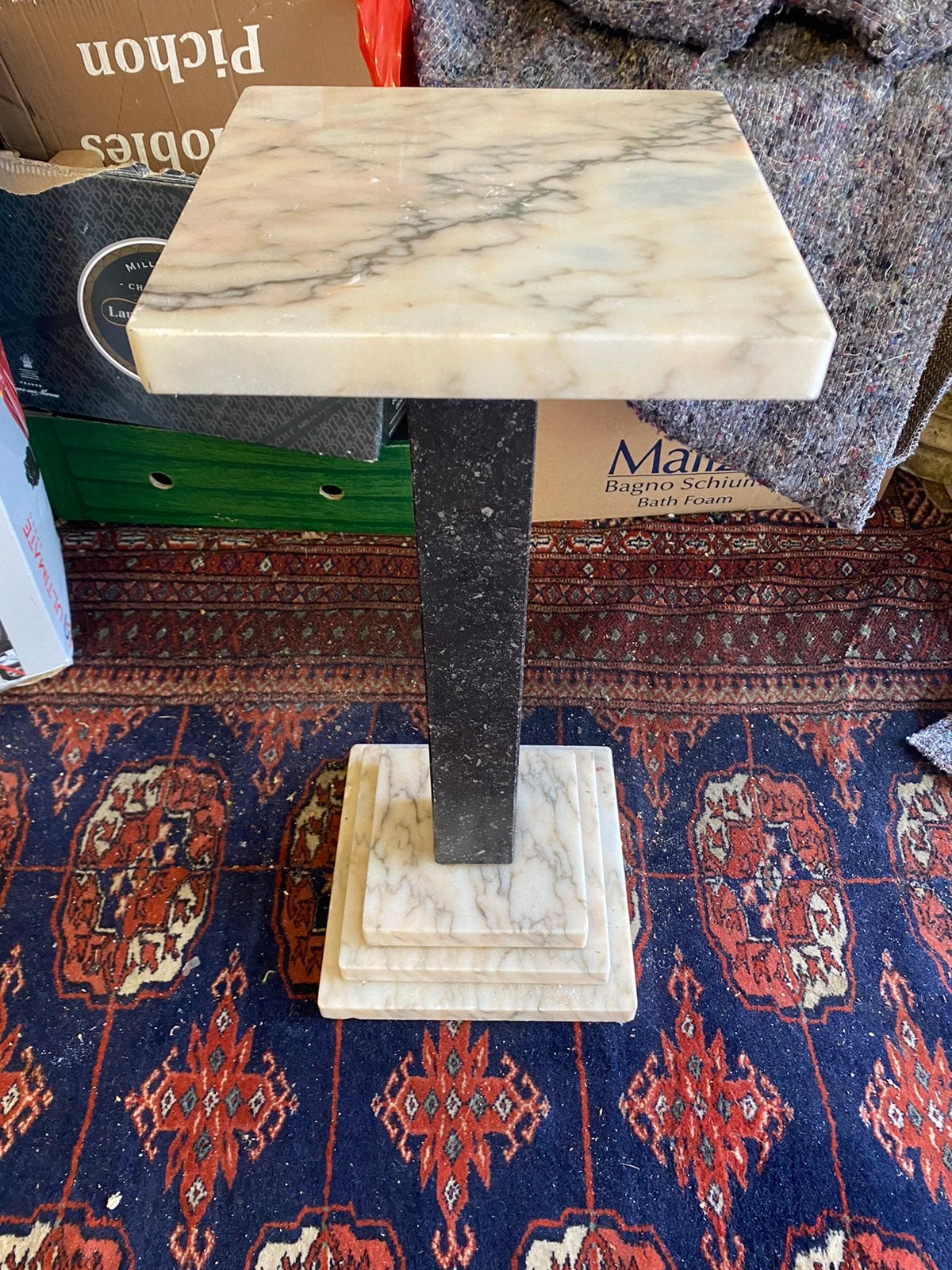 Beau socle marbre, Enlèvement