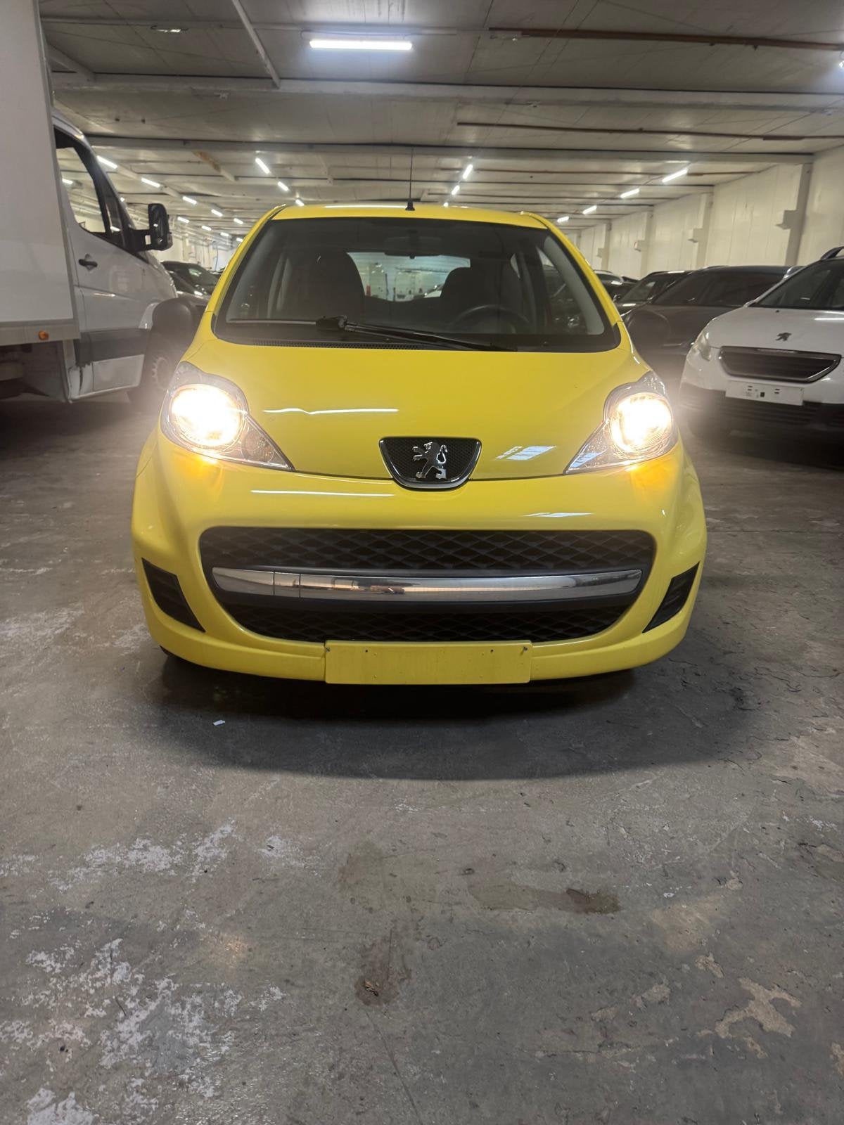 Peugeot 107 1.0 slechts 25.000 km, Auto's, Voorwielaandrijving, Stof, Zwart, Geel