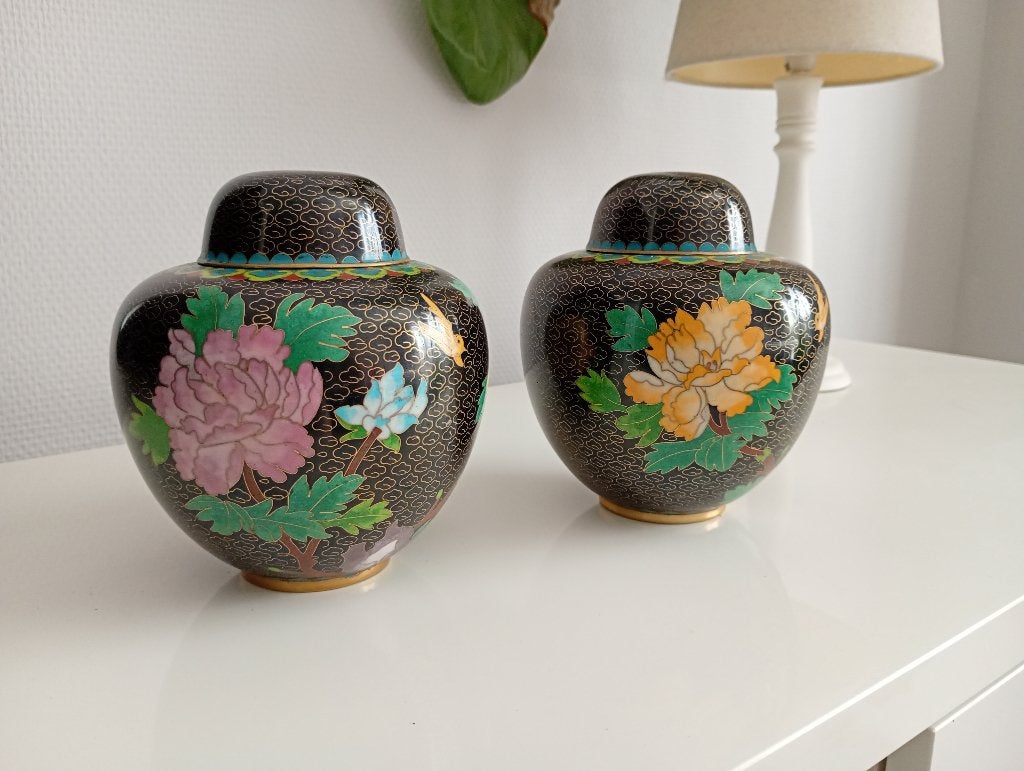 Twee Chinese cloisonné gemberpotten met deksel, Ophalen