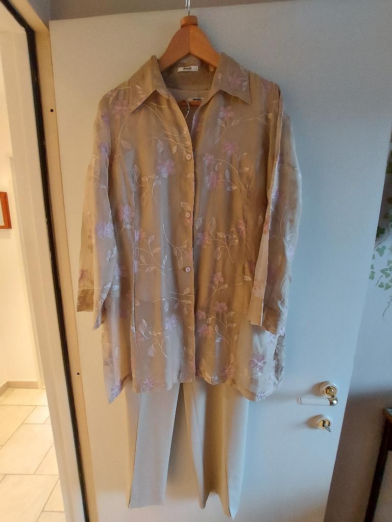 Feestelijk 3 delig ensemble.   39 euro, Kleding | Dames, Kostuum of Pak, Beige, Zo goed als nieuw, Ophalen