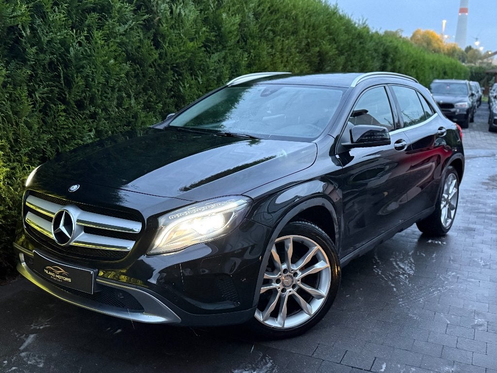 Mercedes-Benz GLA180 62000KMS!!, Auto's, 4 cilinders, 1600 cc, Leder en Stof, Zwart