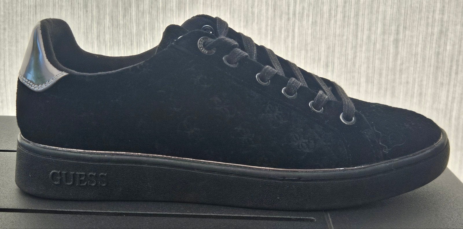 Zwarte velours sneakers Guess 39, Kleding | Dames, Schoenen, Ophalen, Guess, Zwart, Zo goed als nieuw