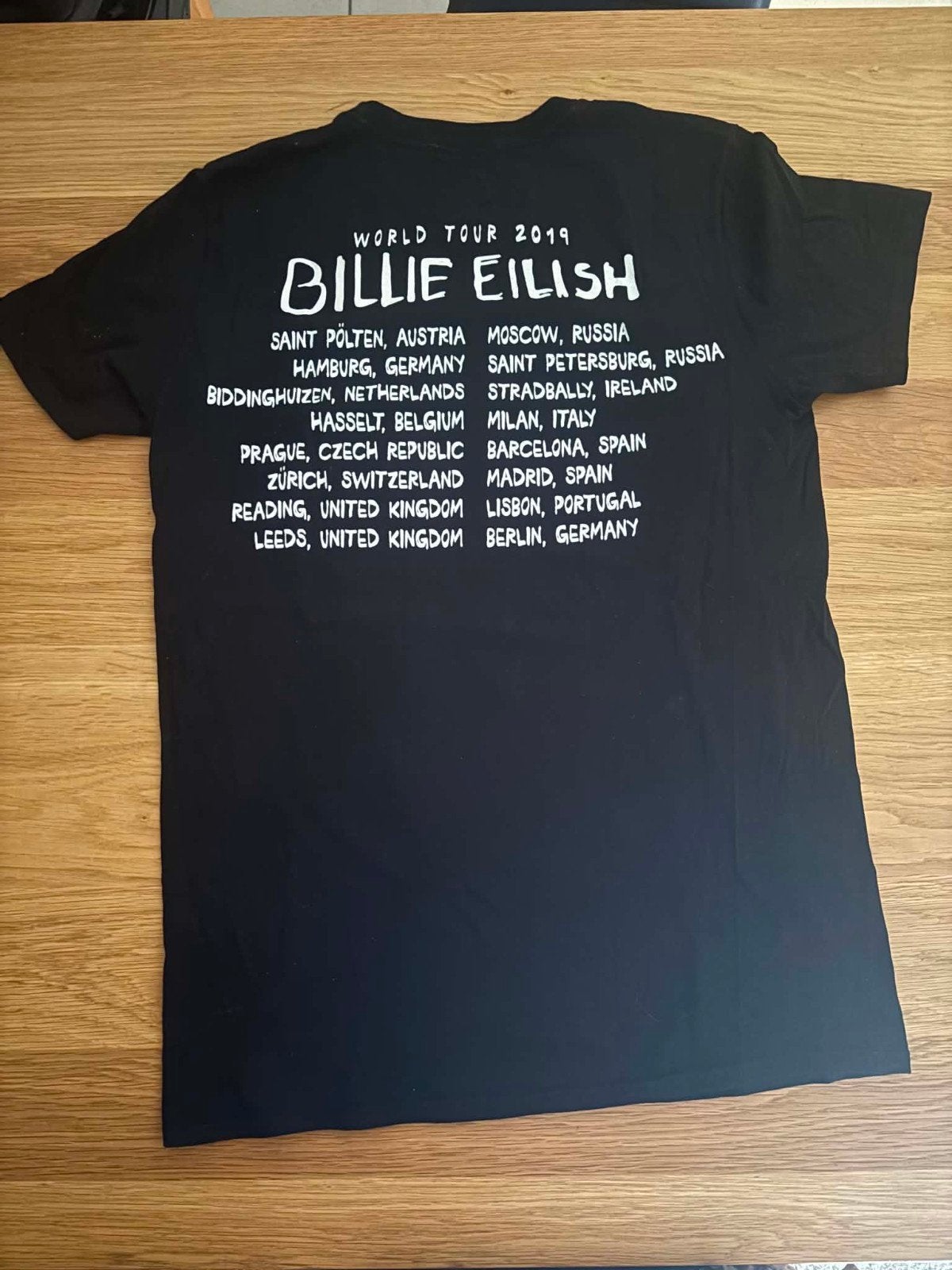Billie Eilish World Tour 2019 T-Shirt - Bed Graphic - Black, Ophalen of Verzenden
