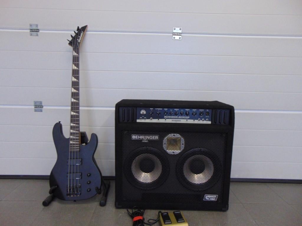 Behringer BX4210A Ultrabass Amp + Jackson basgitaar ., Muziek en Instrumenten, Versterkers | Bas en Gitaar, Nieuw, Basgitaar, 100 watt of meer