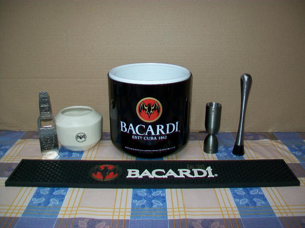 Bacardi Rum Cola - Cuba - ijsemmer - Opener - Retro Vintage, Verzamelen, Ophalen of Verzenden, Zo goed als nieuw, Gebruiksvoorwerp