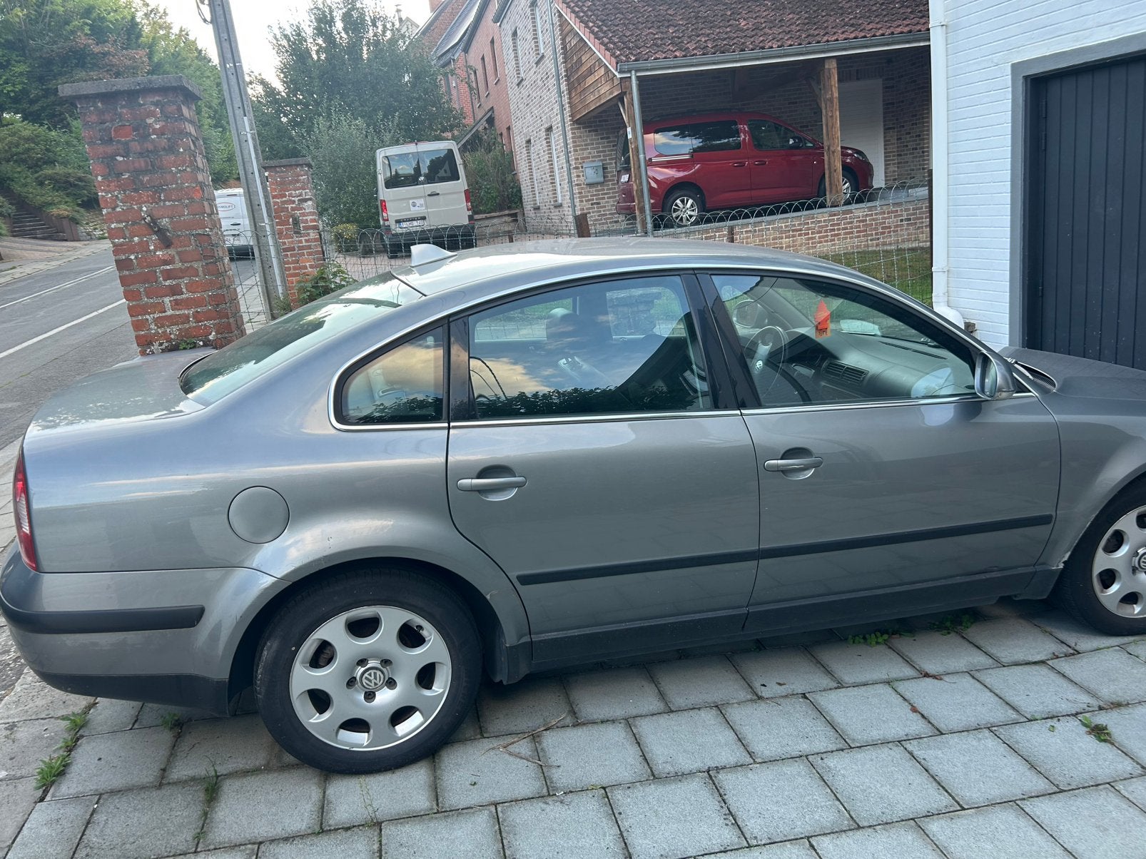 Titel: Volkswagen Passat (B5.5) Sedan — Metallic Grey, Ophalen, Gebruikt