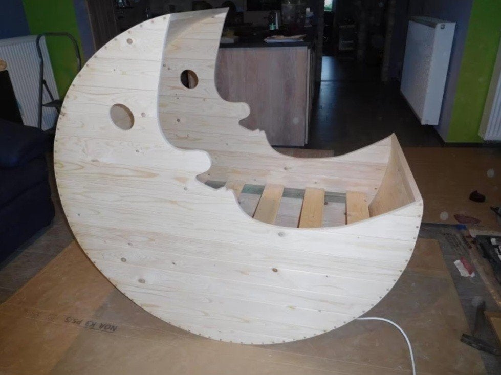 Baby bed hout maan, Enfants & Bébés, Chambre d'enfant | Lits, Moins de 70 cm, Comme neuf, Sommier à lattes, Enlèvement