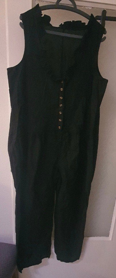 Mouwloze zwarte jumpsuit met knopen en ruches Maat: xl\xxl, Enlèvement ou Envoi, Neuf, Taille 46/48 (XL) ou plus grande, Noir