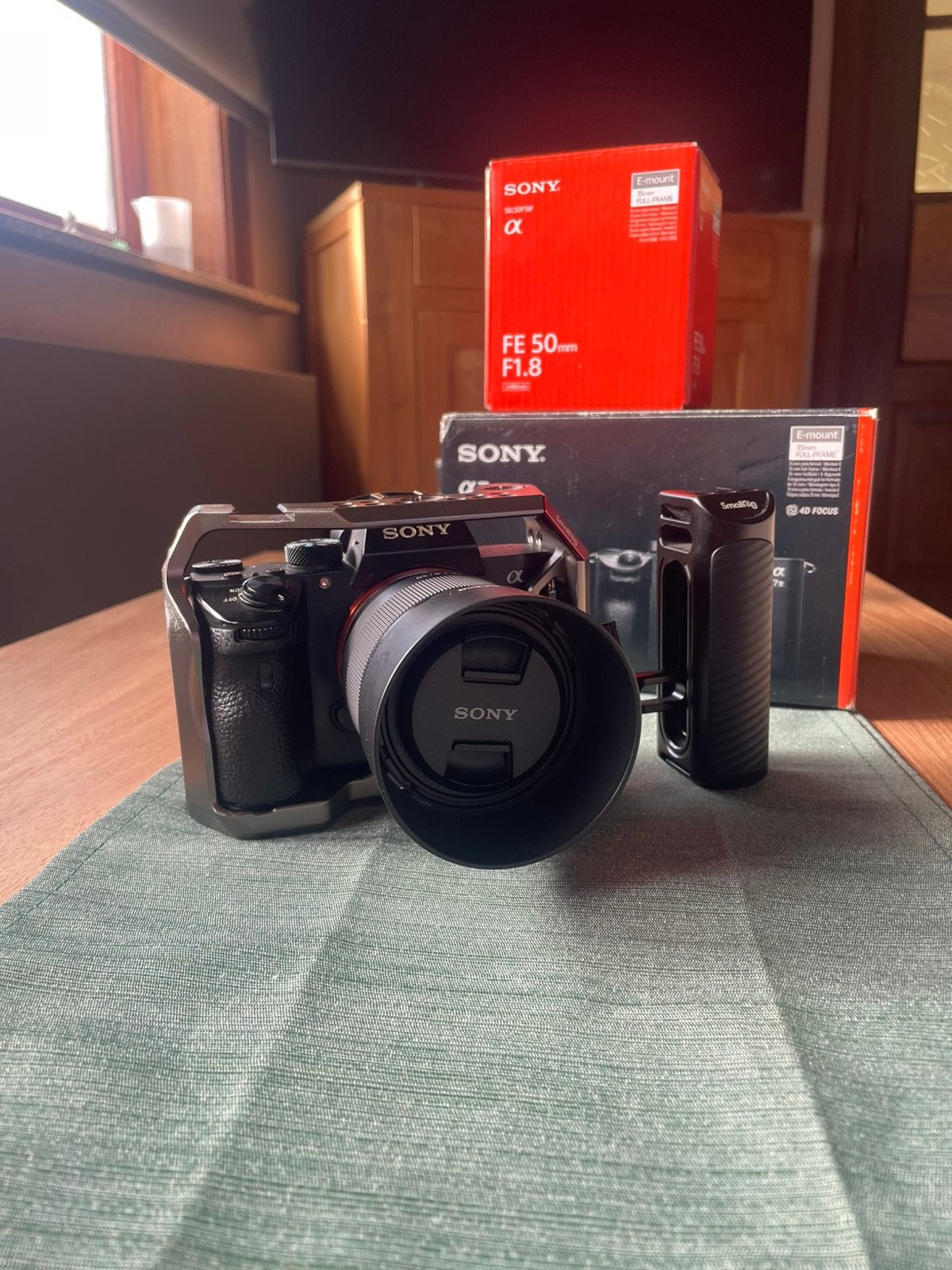 Sony A7 III + Sony FE 50mm F1.8 + SmallRig Cage + Handle, TV, Hi-fi & Vidéo, Sans zoom optique, Enlèvement ou Envoi, Stabilisation d'image