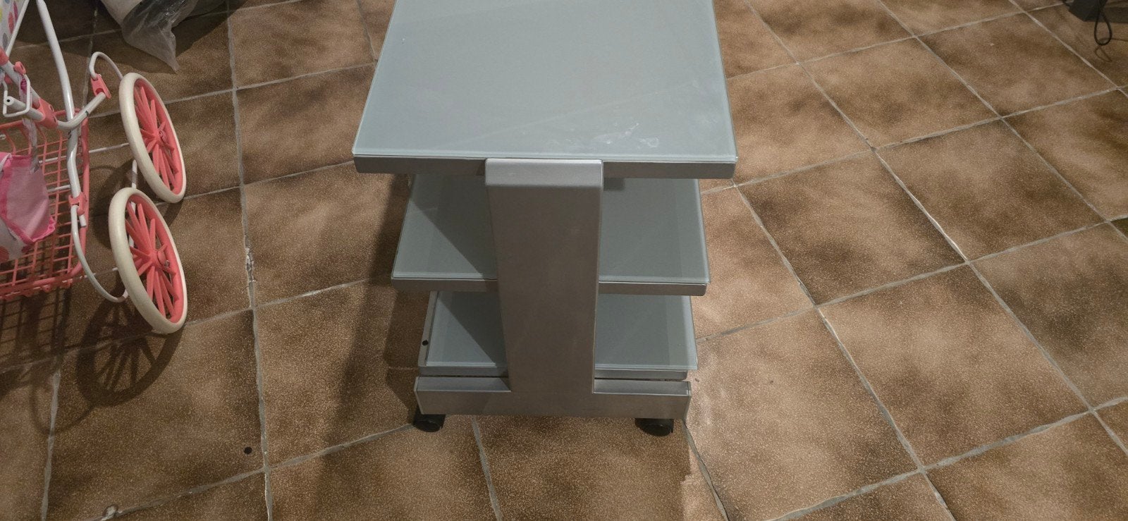 Table pour tv sur roulette 3 etage, Comme neuf, Verre