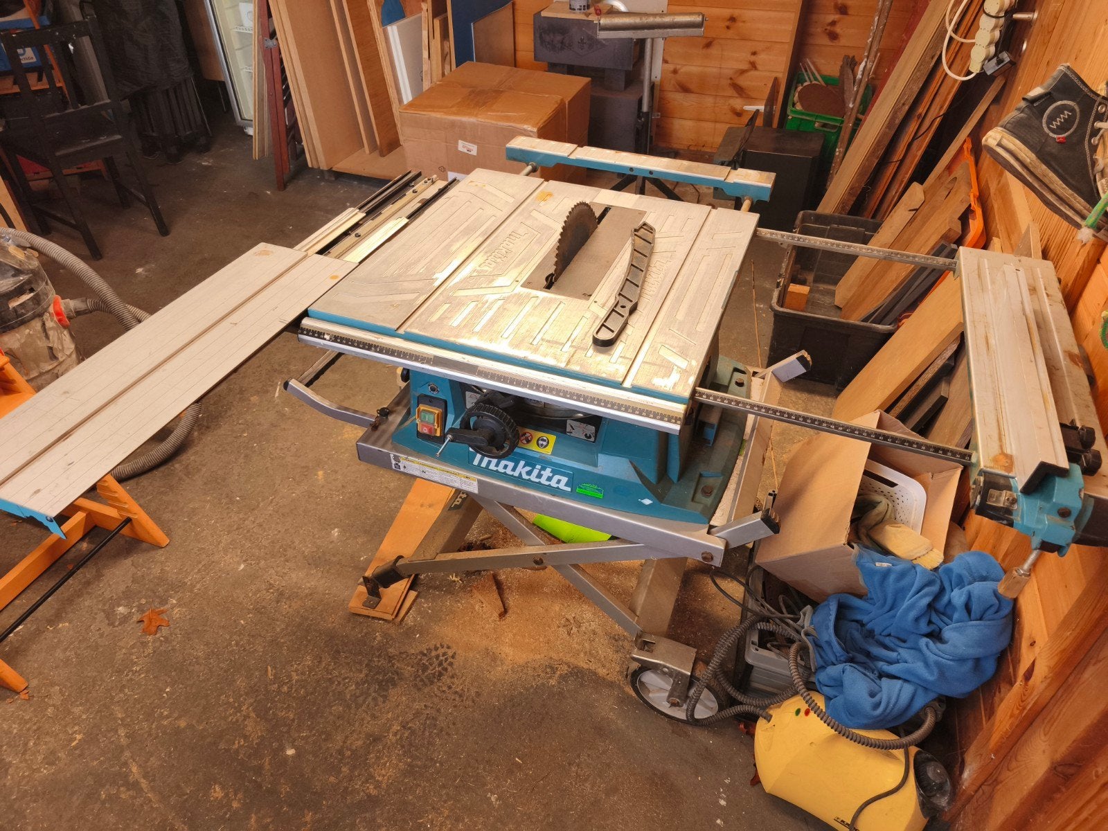 Makita MLT100 sur table de transport, Bricolage & Construction, 30 à 70 mm, Enlèvement, Scie circulaire, Makita