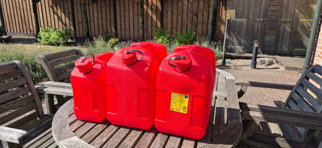 jerrycans, Ophalen
