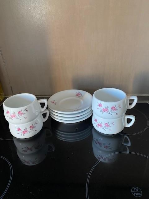 4 tasses à café avec assiettes en porcelaine d'hôtel, Enlèvement ou Envoi, Comme neuf, Autres styles, Porcelaine