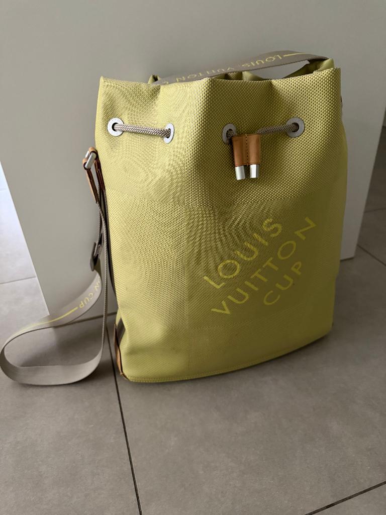 Louis Vuitton Yellow Cup Volunteer 2000, Handtassen en Accessoires, Tassen | Schoudertassen, Gebruikt, Ophalen