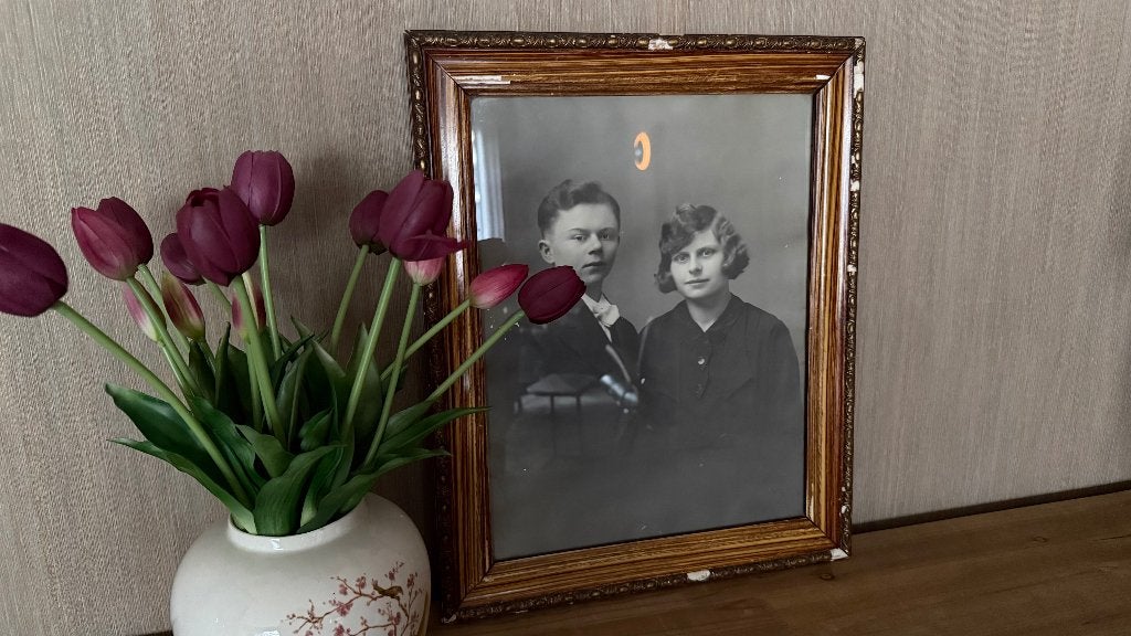 Antieke Zwart-Wit Foto in Karakteristieke Houten Lijst, Antiek en Kunst, Ophalen