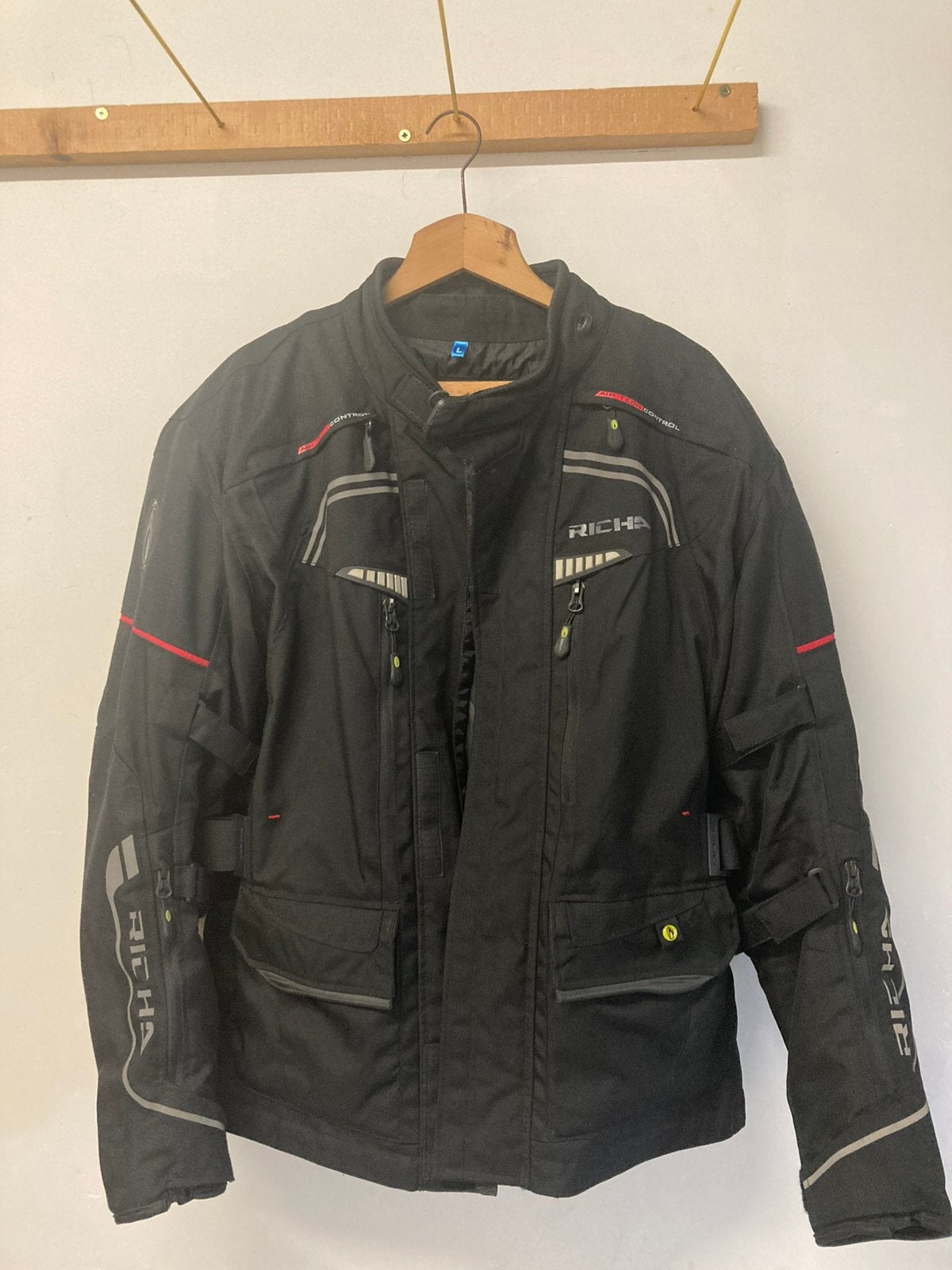 Motovest en broek, Motoren, Ophalen