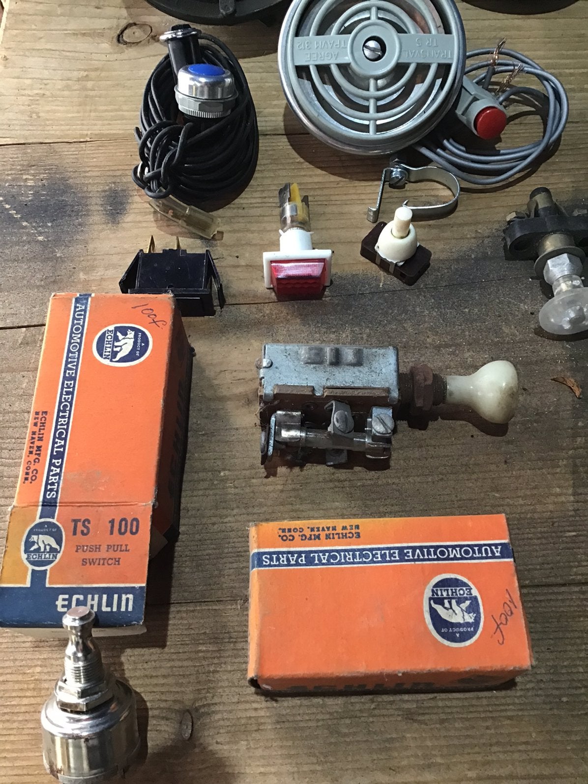 Lot de pièces pour voiture ancienne